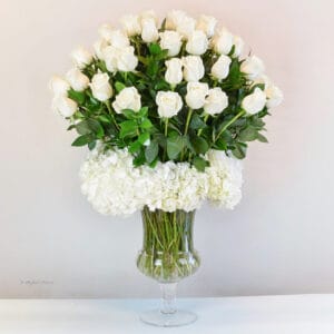 Large arrangement white roses in glass vase - Rose Party - V92